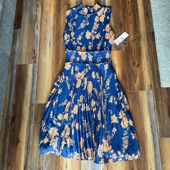 Nanette Lepore Dresses & Skirts - Nanette Lepore printed pleated sleeveless dress size 6